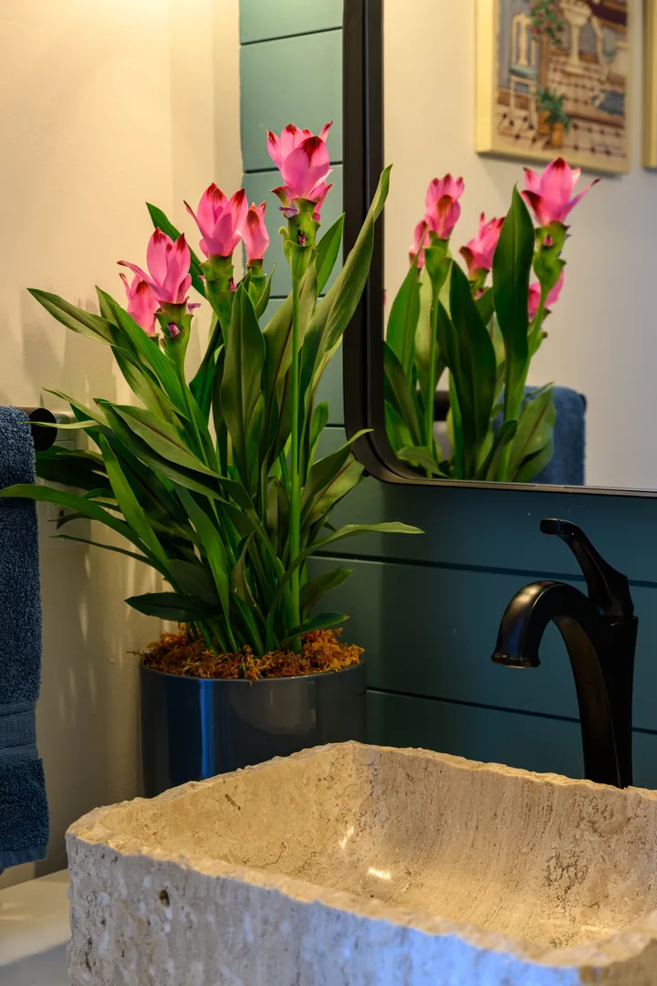 Exotic bloom, clean finish.